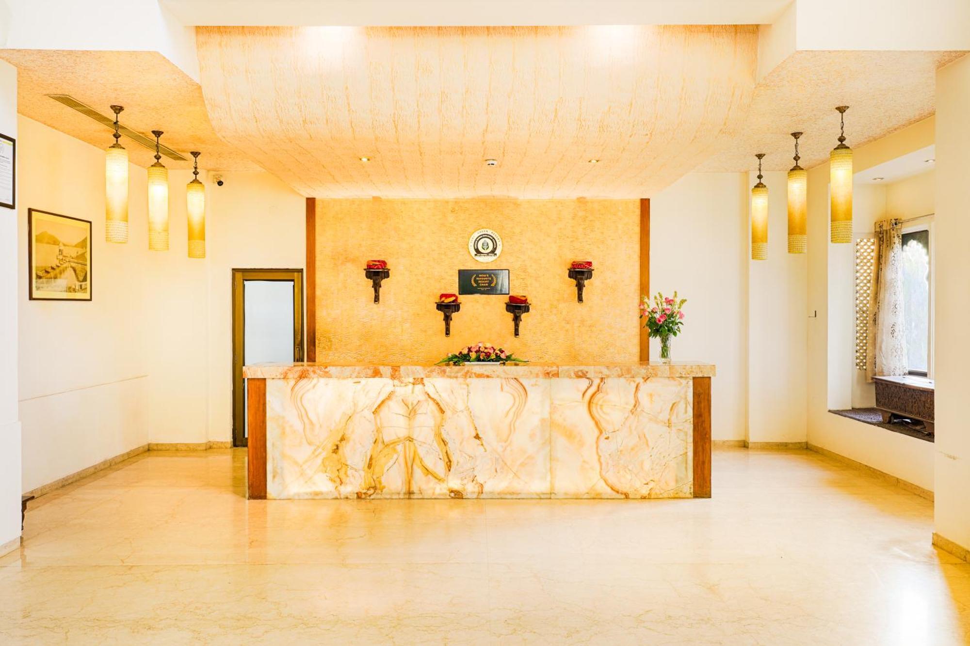 Club Mahindra Udaipur Hotel Buitenkant foto