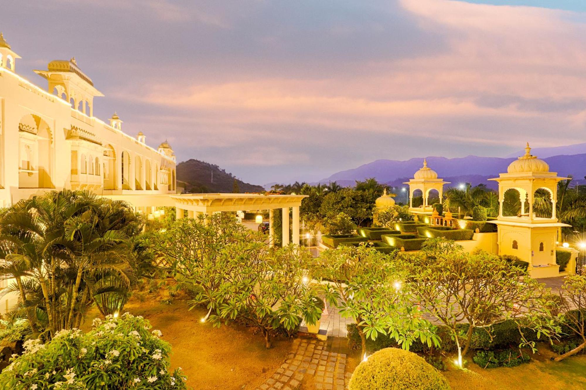 Club Mahindra Udaipur Hotel Buitenkant foto