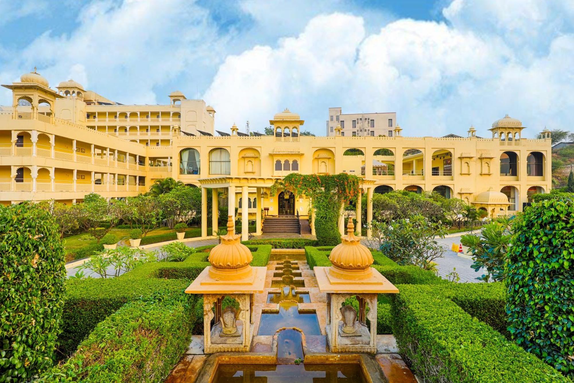 Club Mahindra Udaipur Hotel Buitenkant foto