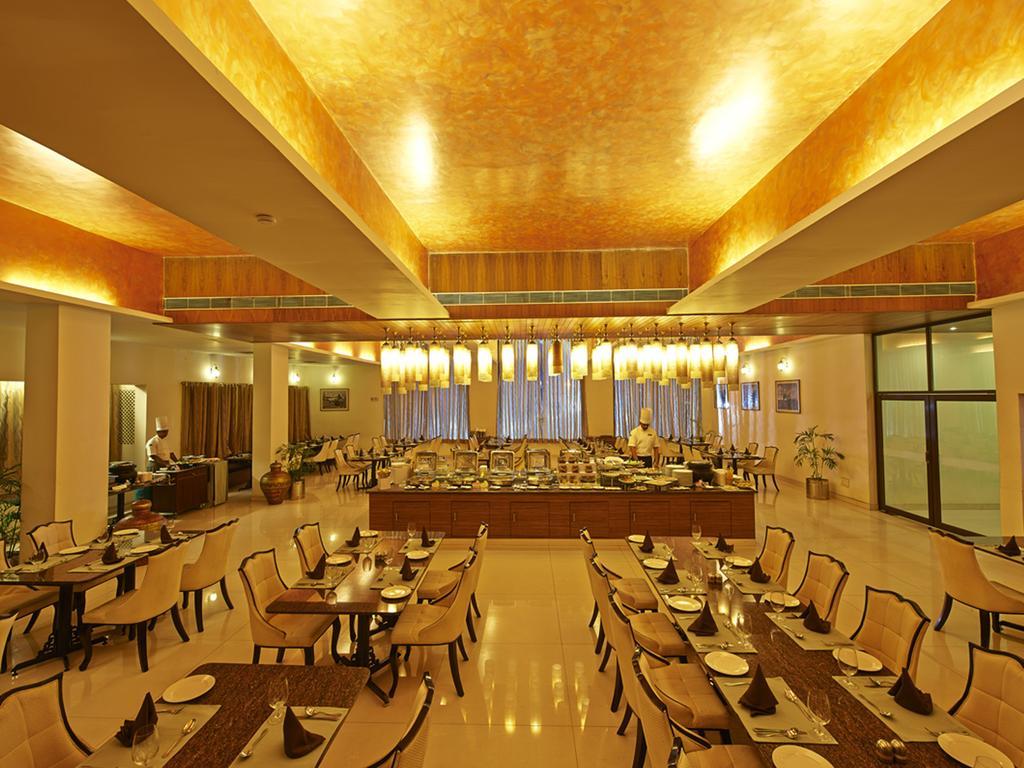 Club Mahindra Udaipur Hotel Buitenkant foto